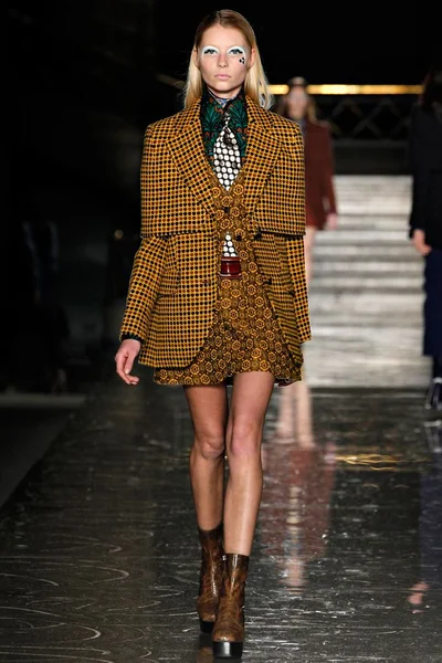 Look 17